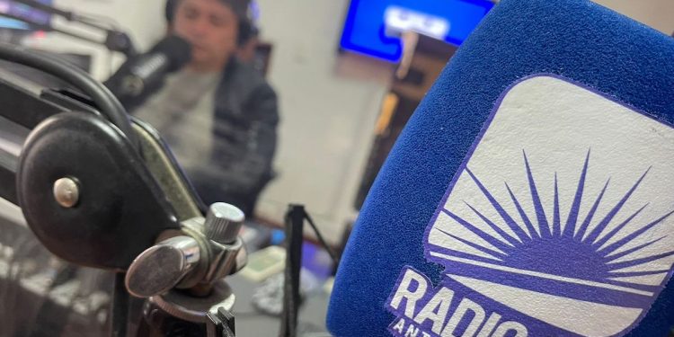 Radio Sol de la UCN recibió premio “Linterna de Papel” por su aporte a la cultura, el arte y el patrimonio